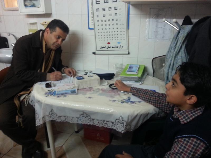 معاینه دانش آموزان پایه چهارم